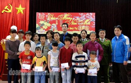 Tỉnh Đoàn và các bạn sinh viên Hà Giang trao quà cho các em học sinh có hoàn cảnh đặc biệt khó khăn